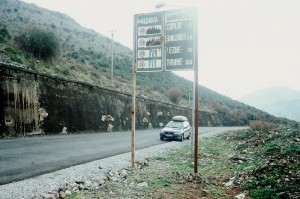 Wir sind in Albanien, das obligatorische "Auto an der Grenze" Foto