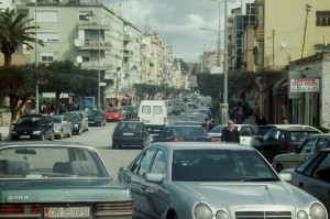 Der ganz normale Stadtverkehr in Albanien,
eine Automarke bestimmt das Straßenbild