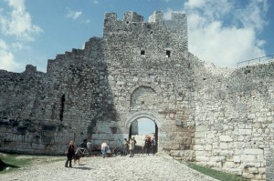 Berati, der Eingang zur befestigten historischen Altstadt