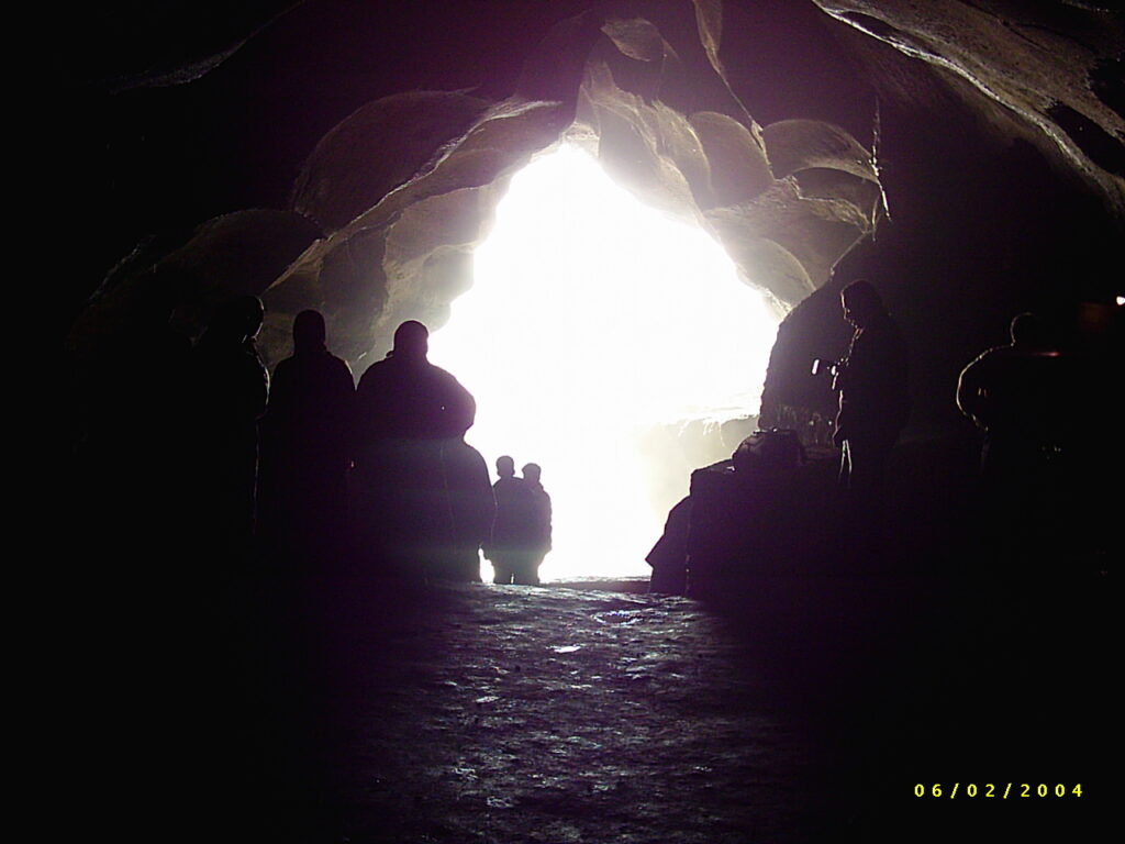 Die Öffnung der Höhle erinnert an die Umrisse von Afrika