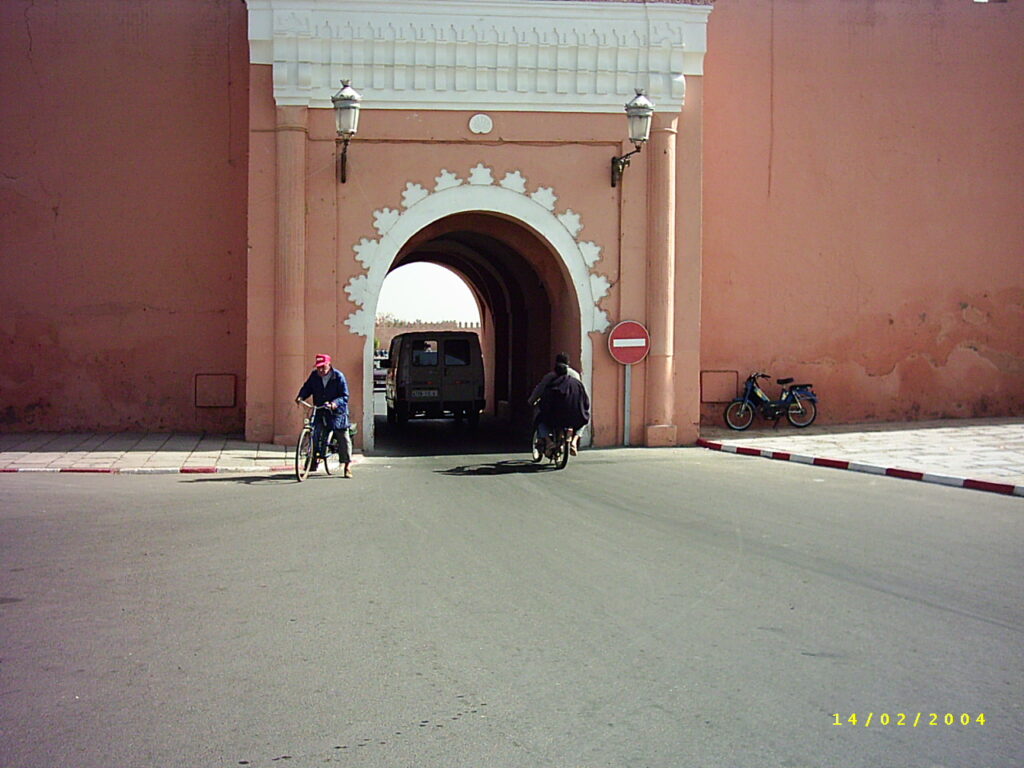 Tor am Königspalat von Marrakkech, man beachte das Verkehrschild und die Fahrtrichtung von Zwei- und Vierrädern