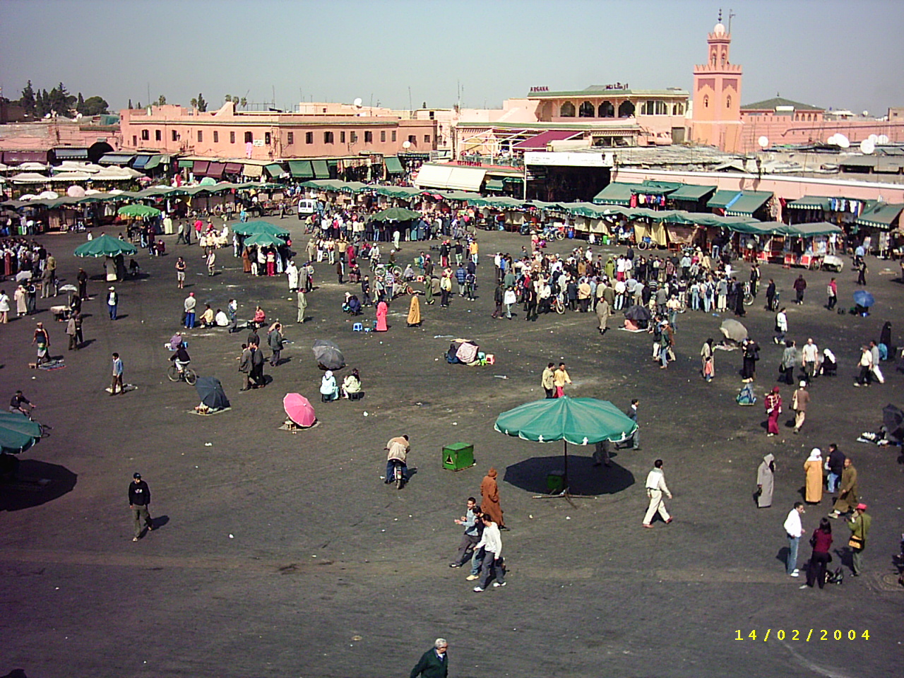 Der bekannte Platz in Marrakkech mit Gauklern, Schlangenbeschwörern und und und